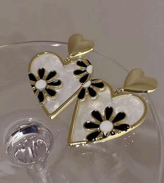 1pair French Style Personality Small Daisy & Heart Shaped Earrings